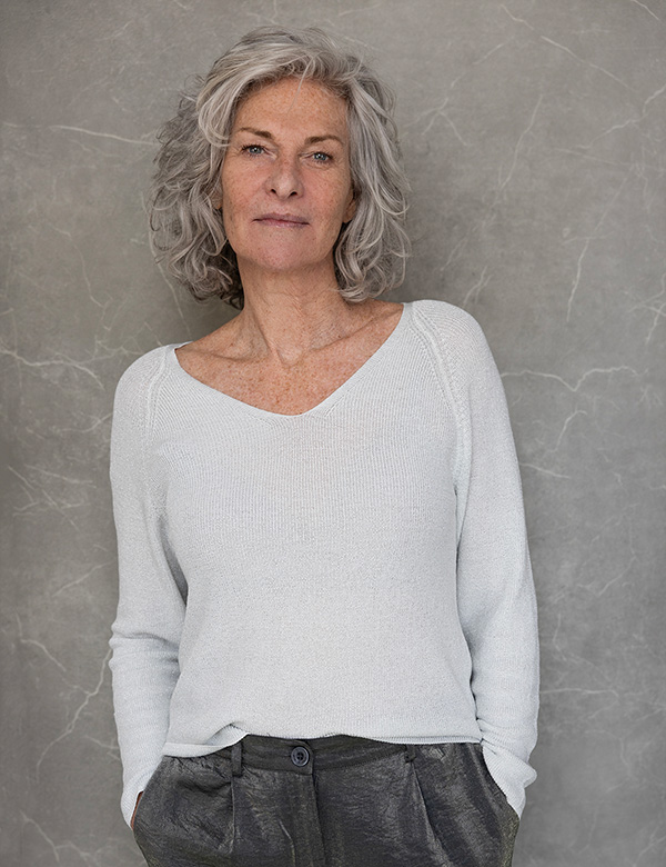 Vrouwelijk model met grijs haar Joke V.