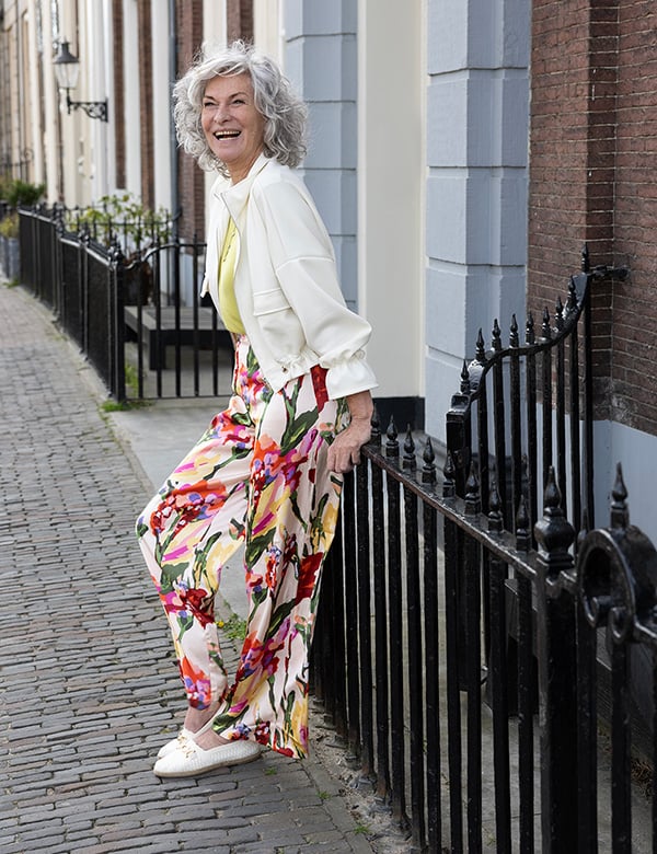 Vrouwelijk model met grijs haar Joke V.