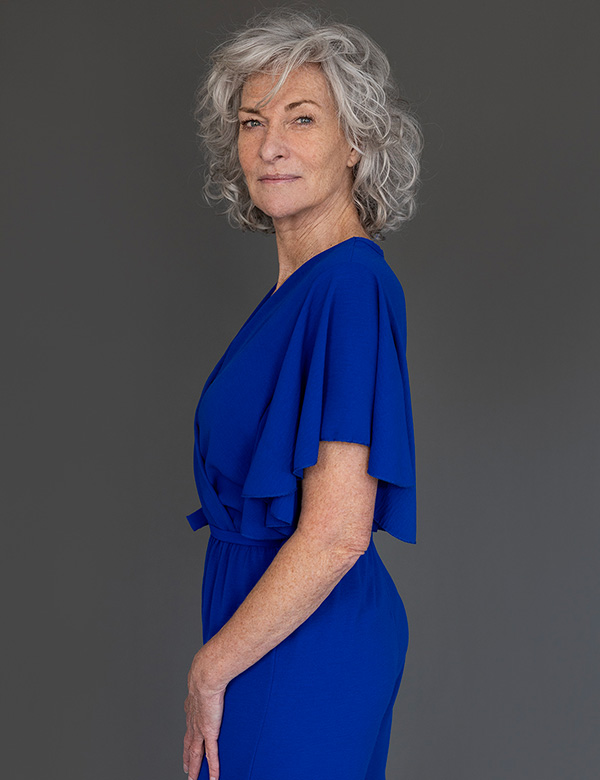 Vrouwelijk model met grijs haar Joke V.