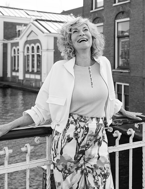 Vrouwelijk model met grijs haar Joke V.
