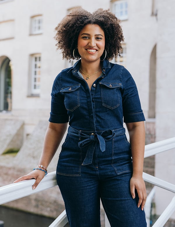 Vrouwelijk model met bruin haar Luna Rose