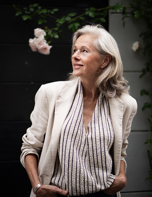 Vrouwelijk model met blond/grijs haar Marie-Claire