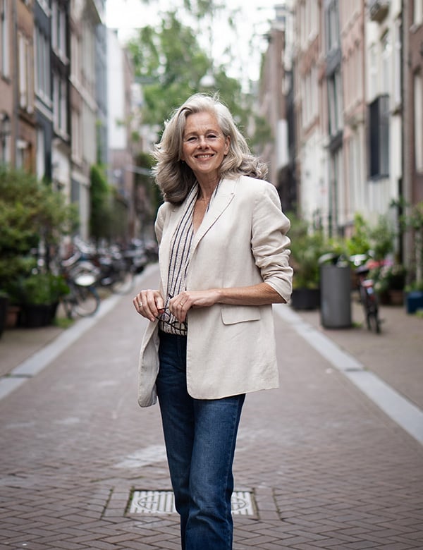 Vrouwelijk model met blond/grijs haar Marie-Claire