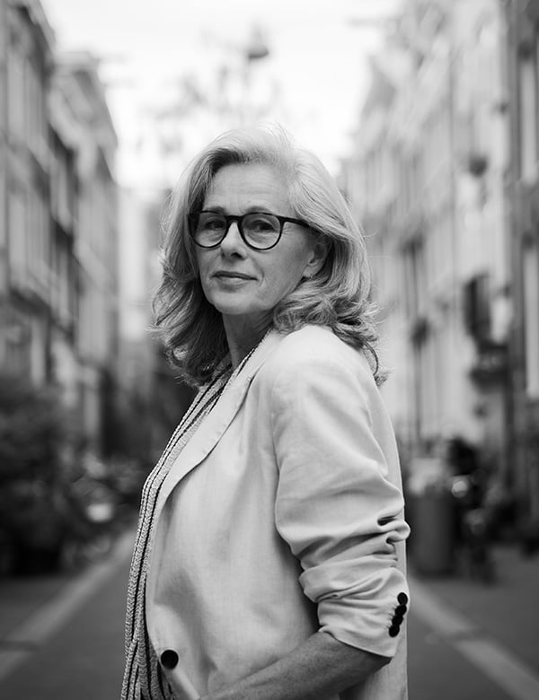 Vrouwelijk model met blond/grijs haar Marie-Claire