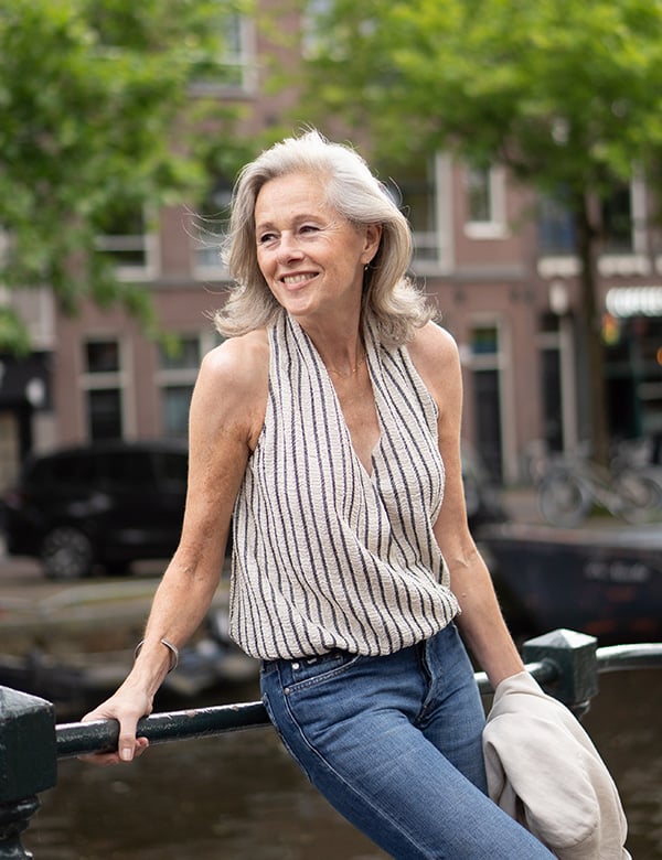 Vrouwelijk model met blond/grijs haar Marie-Claire