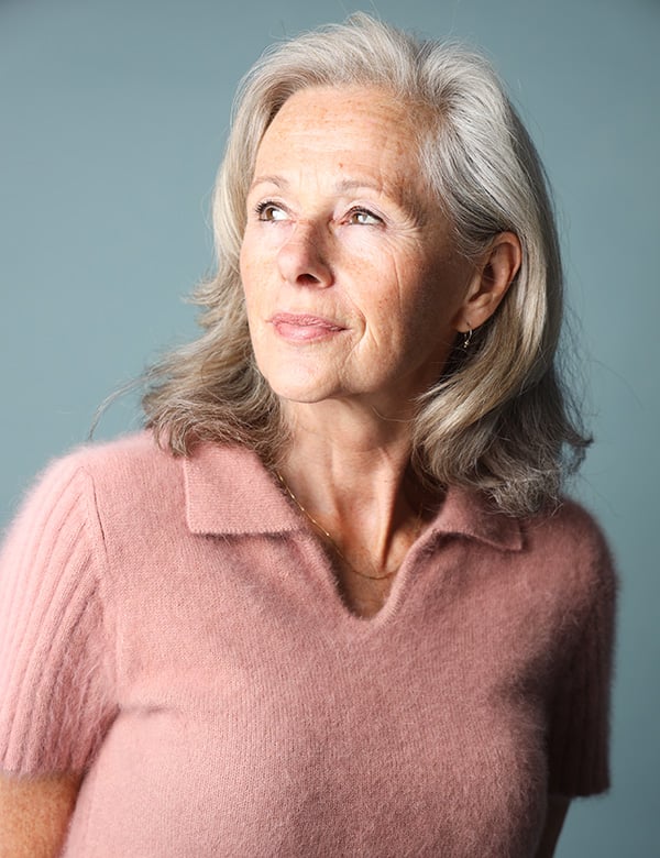 Vrouwelijk model met blond/grijs haar Marie-Claire
