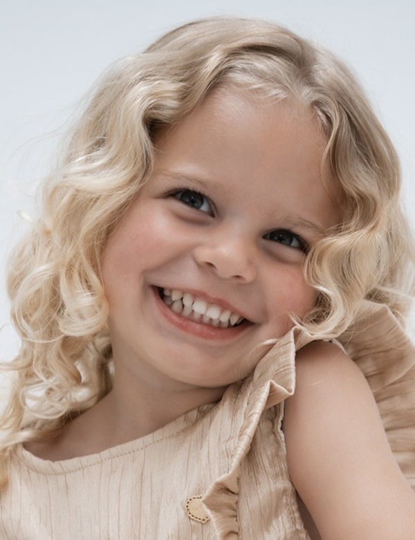 Kindermodel met blond haar noé b.