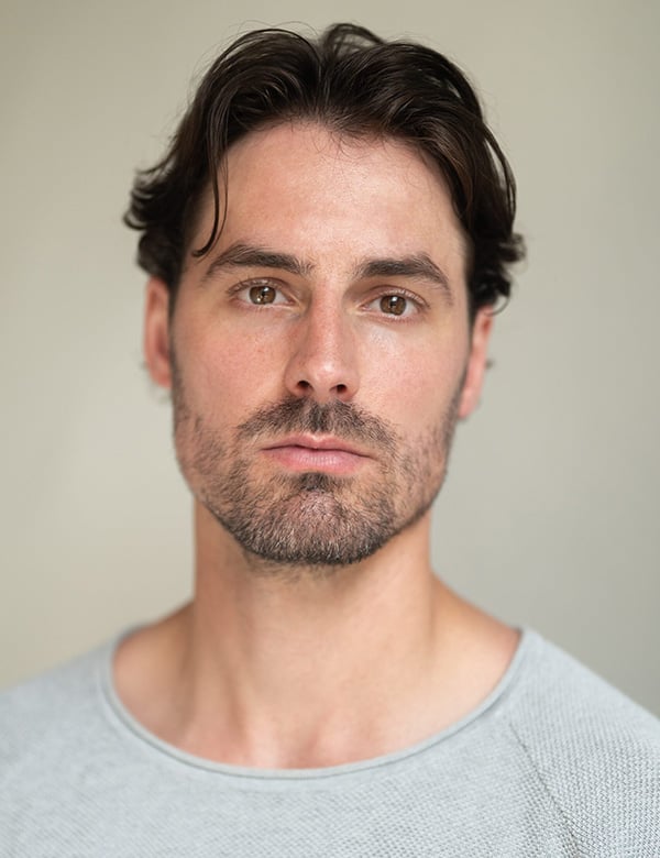 Mannelijk model met donkerbruin haar remco v.