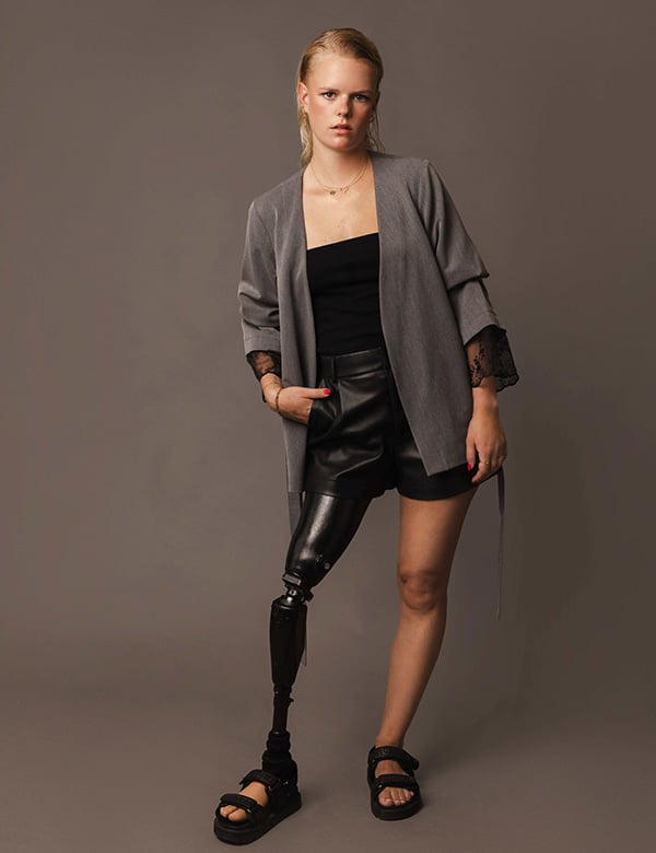 Vrouwelijk model met blond haar Anouk S.