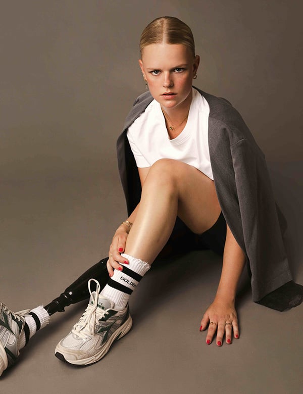 Vrouwelijk model met blond haar Anouk S.
