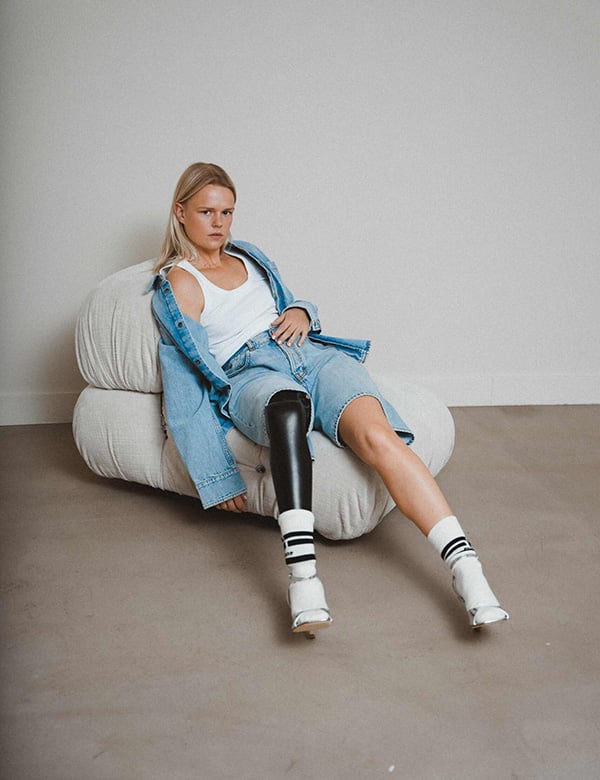 Vrouwelijk model met blond haar Anouk S.