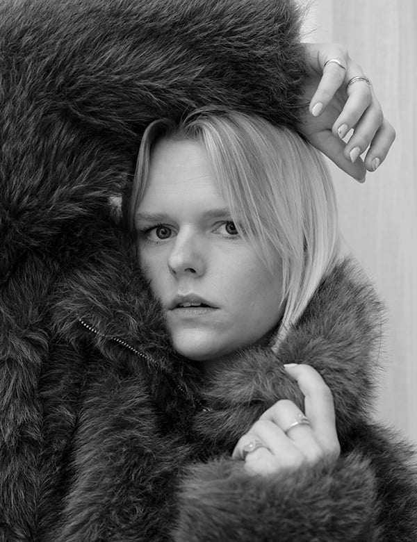 Vrouwelijk model met blond haar Anouk S.