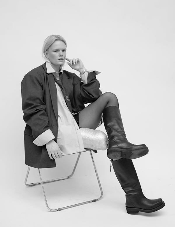 Vrouwelijk model met blond haar Anouk S.