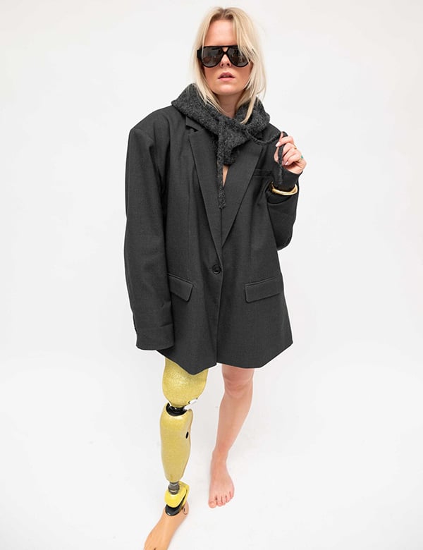 Vrouwelijk model met blond haar Anouk S.