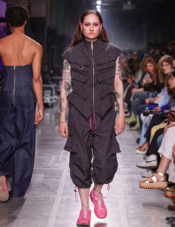 Vrouwelijk model met bruin haar Anuschka