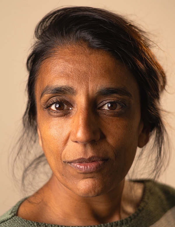 Vrouwelijk model met donkerbruin haar Aparna.