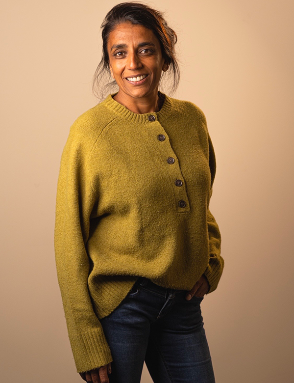 Vrouwelijk model met donkerbruin haar Aparna.