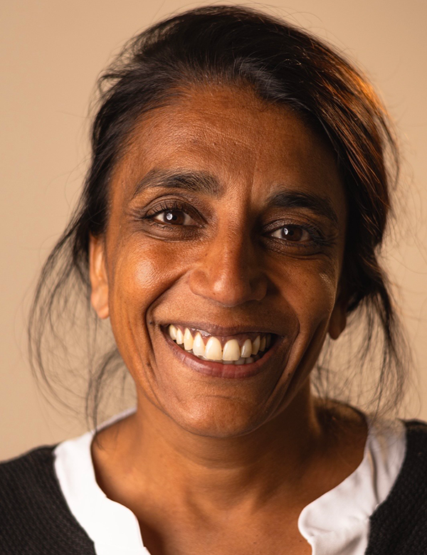 Vrouwelijk model met donkerbruin haar Aparna.