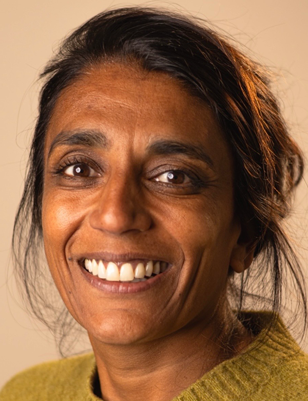 Vrouwelijk model met donkerbruin haar aparna.