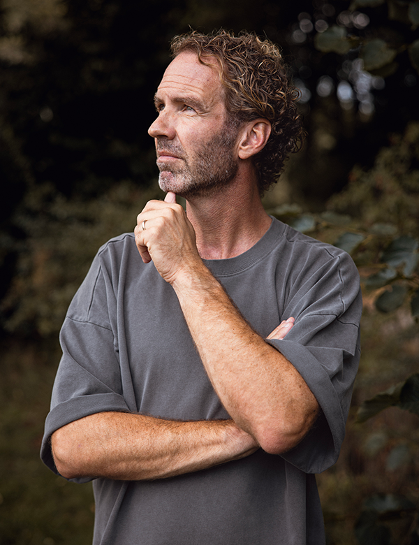 Mannelijk model met donkerblond haar Bas M.