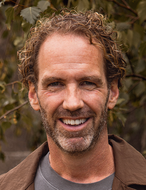 Mannelijk model met donkerblond haar bas m.