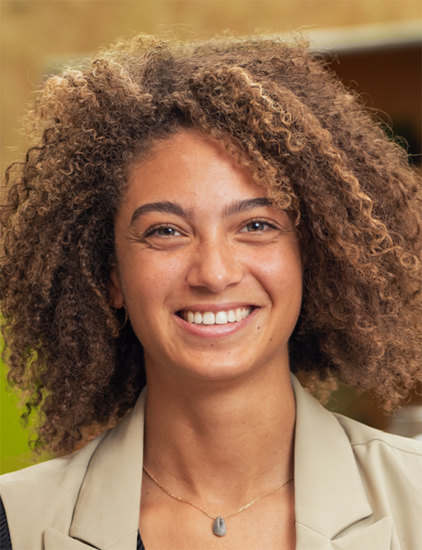 Vrouwelijk model met bruin haar christie.