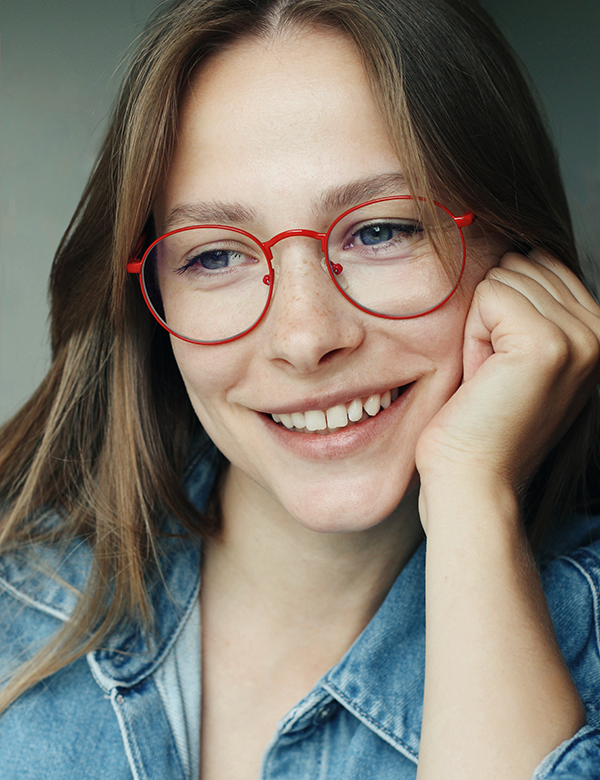 Vrouwelijk model met donkerblond haar Dasha.
