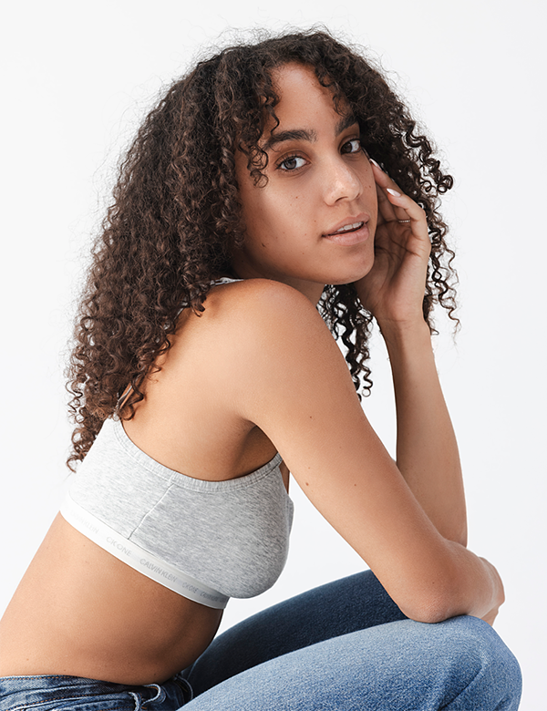 Vrouwelijk model met donkerbruin haar Fabiana A.