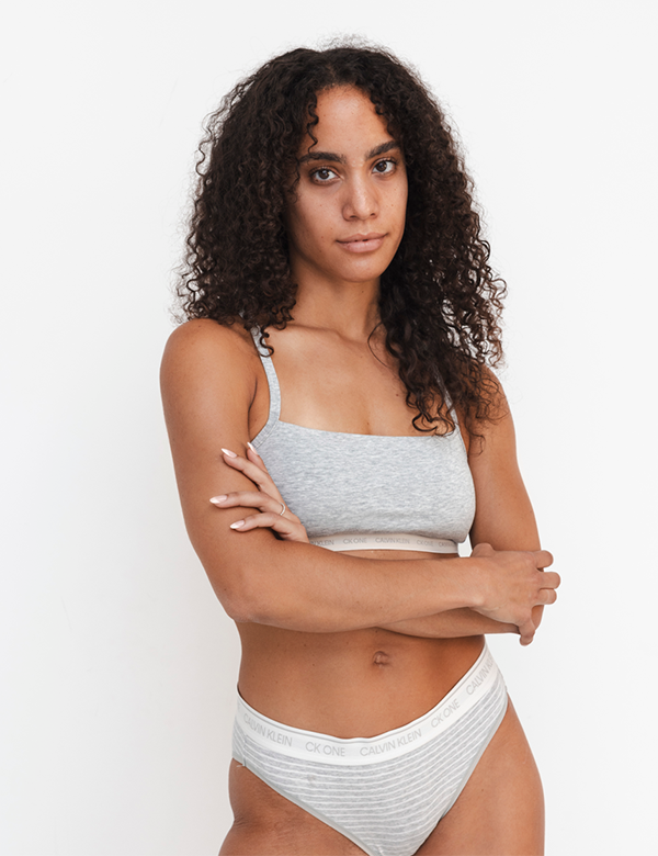 Vrouwelijk model met donkerbruin haar Fabiana A.