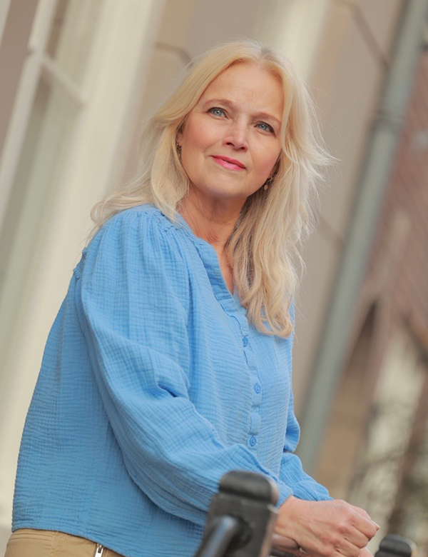 Vrouwelijk model met blond haar Karin B.