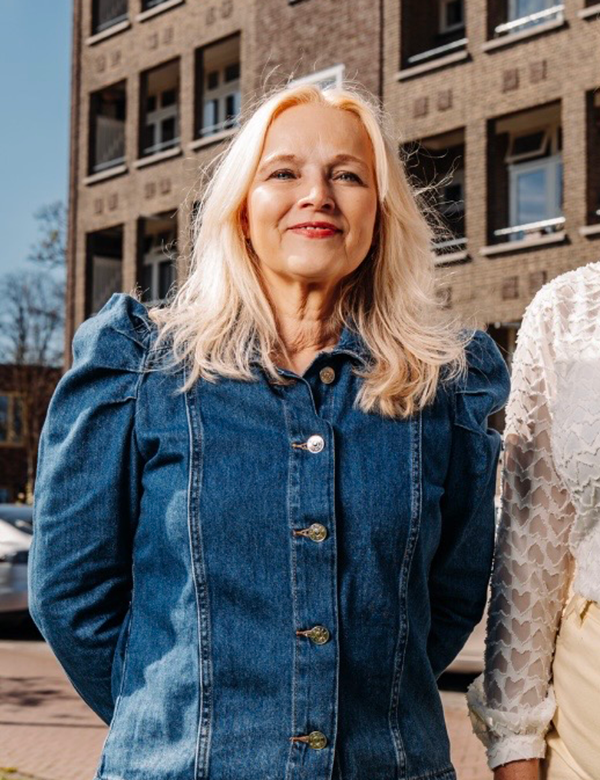 Vrouwelijk model met blond haar Karin B.