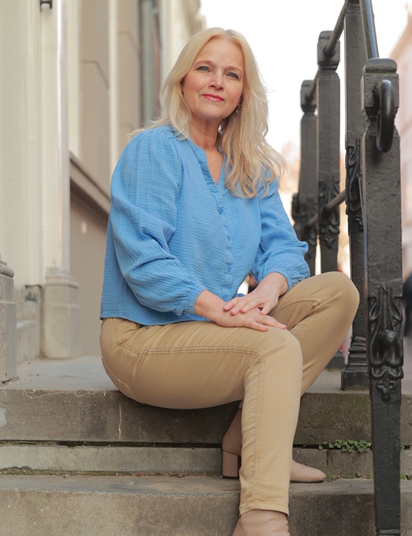 Vrouwelijk model met blond haar Karin B.
