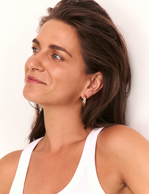 Vrouwelijk model met bruin haar Kim S.