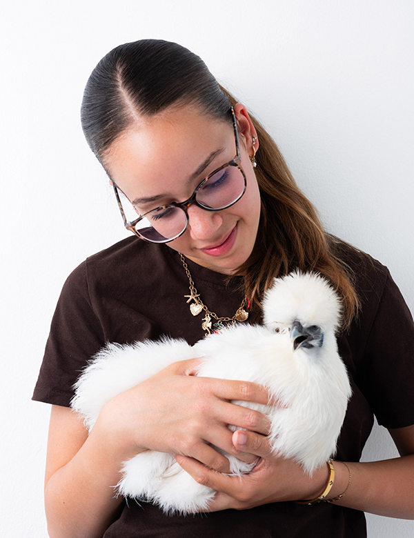 Tienermodel met donkerbruin haar Lila D.
