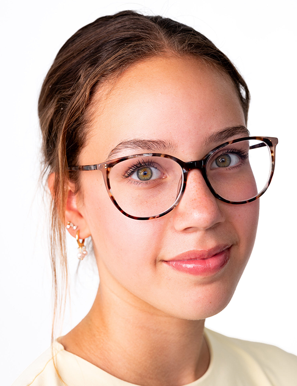 Tienermodel met donkerbruin haar lila d.