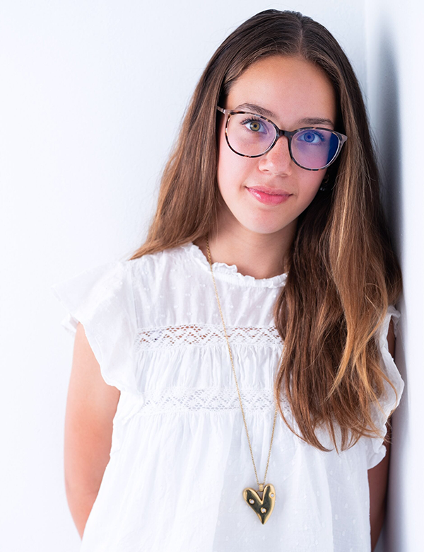 Tienermodel met donkerbruin haar Lila D.