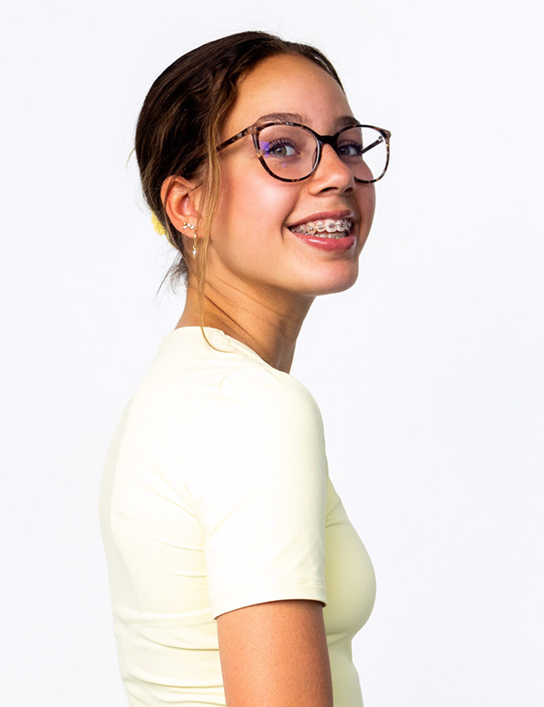 Tienermodel met donkerbruin haar Lila D.