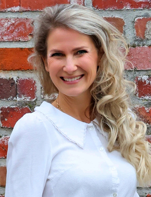 Vrouwelijk model met blond haar Noortje He.