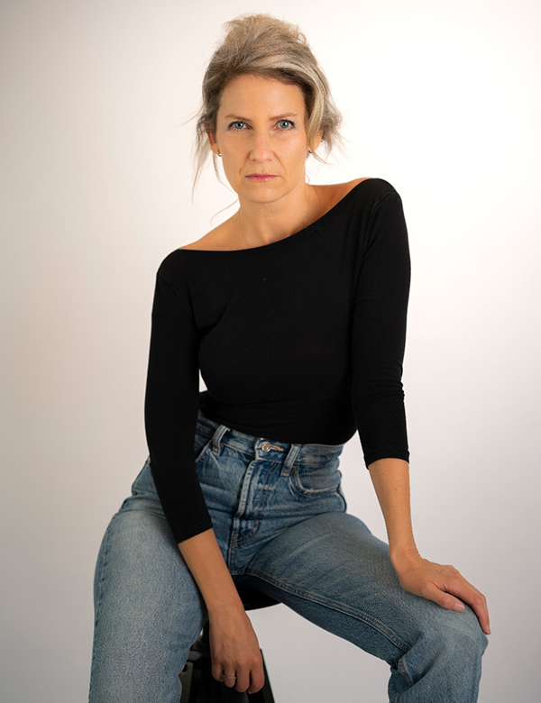 Vrouwelijk model met blond haar Noortje He.