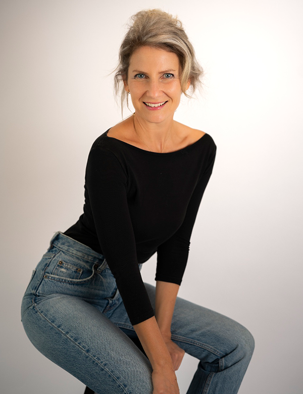 Vrouwelijk model met blond haar Noortje He.