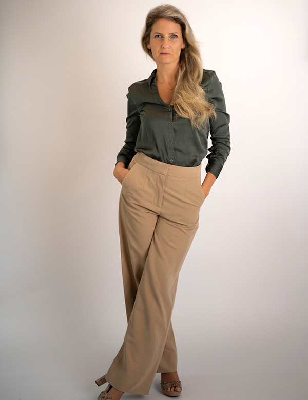 Vrouwelijk model met blond haar Noortje He.