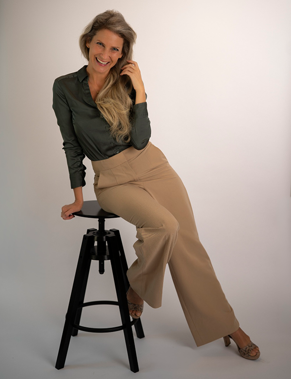 Vrouwelijk model met blond haar Noortje He.