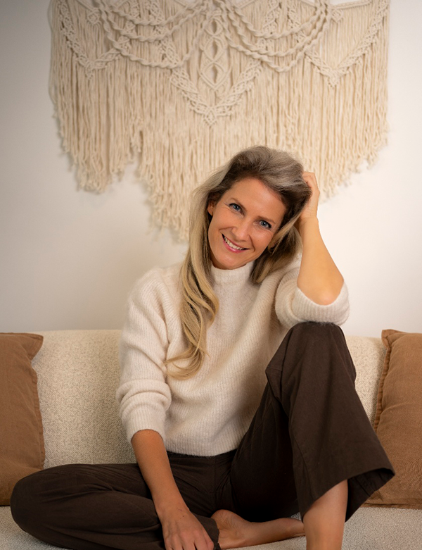 Vrouwelijk model met blond haar Noortje He.