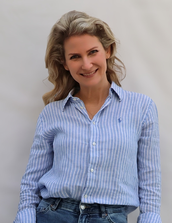 Vrouwelijk model met blond haar Noortje He.
