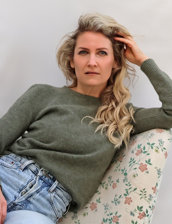 Vrouwelijk model met blond haar Noortje He.
