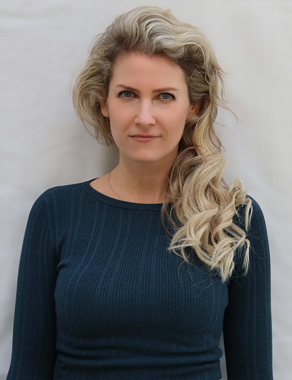 Vrouwelijk model met blond haar Noortje He.