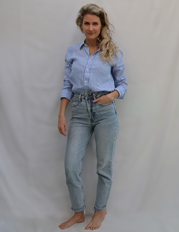 Vrouwelijk model met blond haar Noortje He.