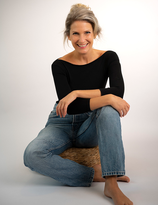 Vrouwelijk model met blond haar Noortje He.