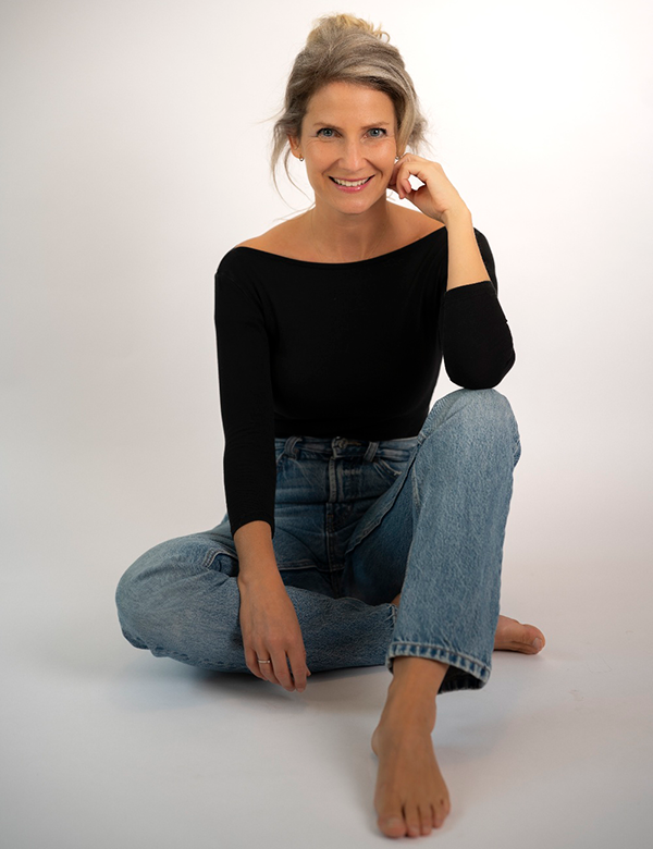 Vrouwelijk model met blond haar Noortje He.