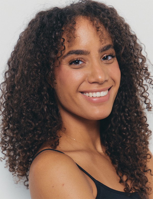 Vrouwelijk model met donkerbruin haar fabiana a.